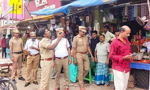 சிதம்பரத்தில்  நடைபாதை ஆக்கிரமிப்புகள் அகற்றம்