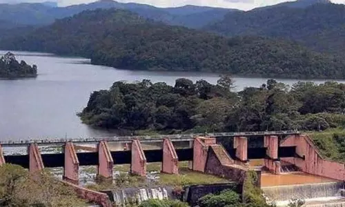 நீர்பிடிப்பு பகுதியில் கன மழை முல்லைப்பெரியாறு அணைக்கு தண்ணீர் வரத்து அதிகரிப்பு