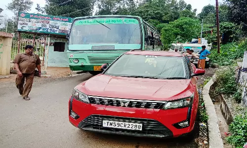 கே.சி.பட்டியில் சாலையில் நிறுத்தப்படும் வாகனங்களால் போக்குவரத்து நெருக்கடி