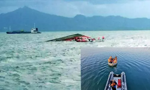 இந்தோனேஷியாவில் நடுக்கடலில் படகு கவிழ்ந்து 15 பேர் பலி