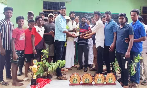 விருவீட்டில் கிரிக்கெட் போட்டியில் வெற்றிபெற்றவர்களுக்கு பரிசுகோப்பை