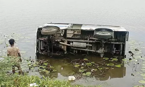 உத்திரமேரூர் அருகே தொழிலாளர்களை ஏற்றி வந்த வேன் ஏரிக்குள் கவிழ்ந்தது-  11 பேர் மீட்பு