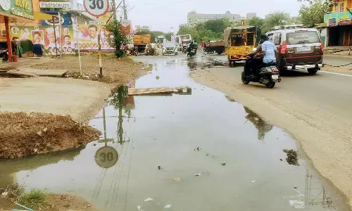 தேசிய நெடுஞ்சாலையில் தேங்கி நிற்கும் கழிவு நீர்
