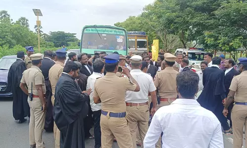 திண்டிவனத்தில் கோர்ட்டை புறக்கணித்து சாலை மறியலில் ஈடுபட்ட வக்கீல்கள் ஒரு மணிநேரம் போக்குவரத்து பாதிப்பு