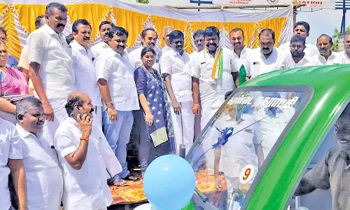 சுரண்டை நகராட்சியில் தூய்மை பணிக்காக 13 பேட்டரி வாகனங்கள்-பழனிநாடார் எம்.எல்.ஏ., சிவபத்மநாதன் தொடங்கி வைத்தனர்