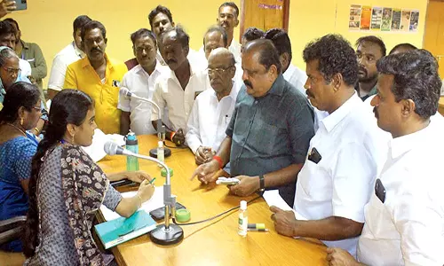 நெல்லை கலெக்டர் அலுவலகத்திற்கு உடல் முழுவதும் போஸ்டர்களை கட்டிக் கொண்டு வந்த சமூக ஆர்வலர்