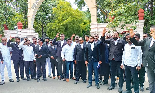 சேலம் கோர்ட்டு முன்பு வக்கீல்கள் ஆர்ப்பாட்டம்