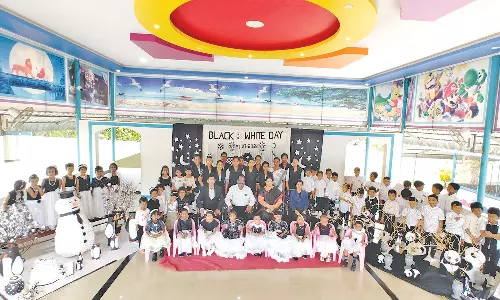 பெஸ்ட் மேல்நிலைப்பள்ளியில் கருப்பு வெள்ளை வண்ண திருவிழா