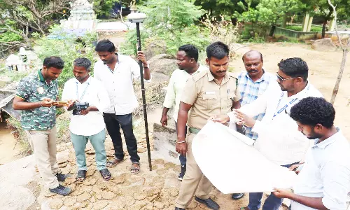 சாலை அமைக்க வனத்துறைக்கு இடம் வழங்க வேலூர் மலையில் அளவீடு பணி