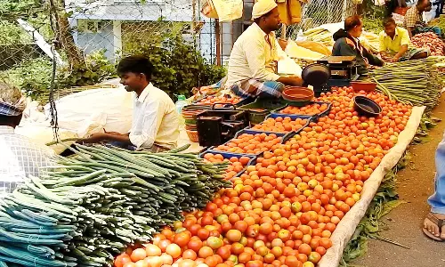 கொடைக்கானலில் விலை குறையாத காய்கறிகளால் சந்தைக்கு வரத் தயங்கும் மக்கள்