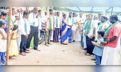 பசுமாடுகளிடம் மனு அளித்து போராட்டம்