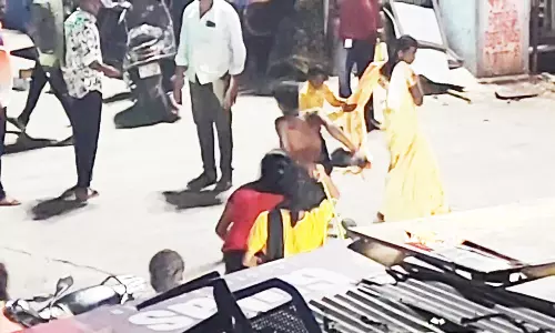 வாலிபரை ஓட ஓட விரட்டி தாக்கிய திருநங்கைகள்