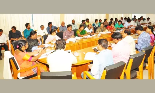 கிராமங்களை தன்னிறைவு பெற்றவையாக மாற்ற அதிகாரிகள் முழு ஒத்துழைப்புடன் செயல்பட வேண்டும்