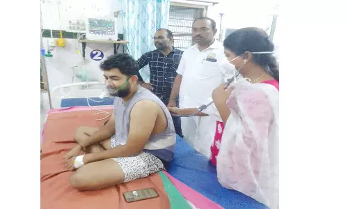 ஒகேனக்கல் காவிரி ஆற்றில் உயிருக்கு போராடிய பெண் உள்பட 2 பேரை காப்பாற்றிய போலீசார்