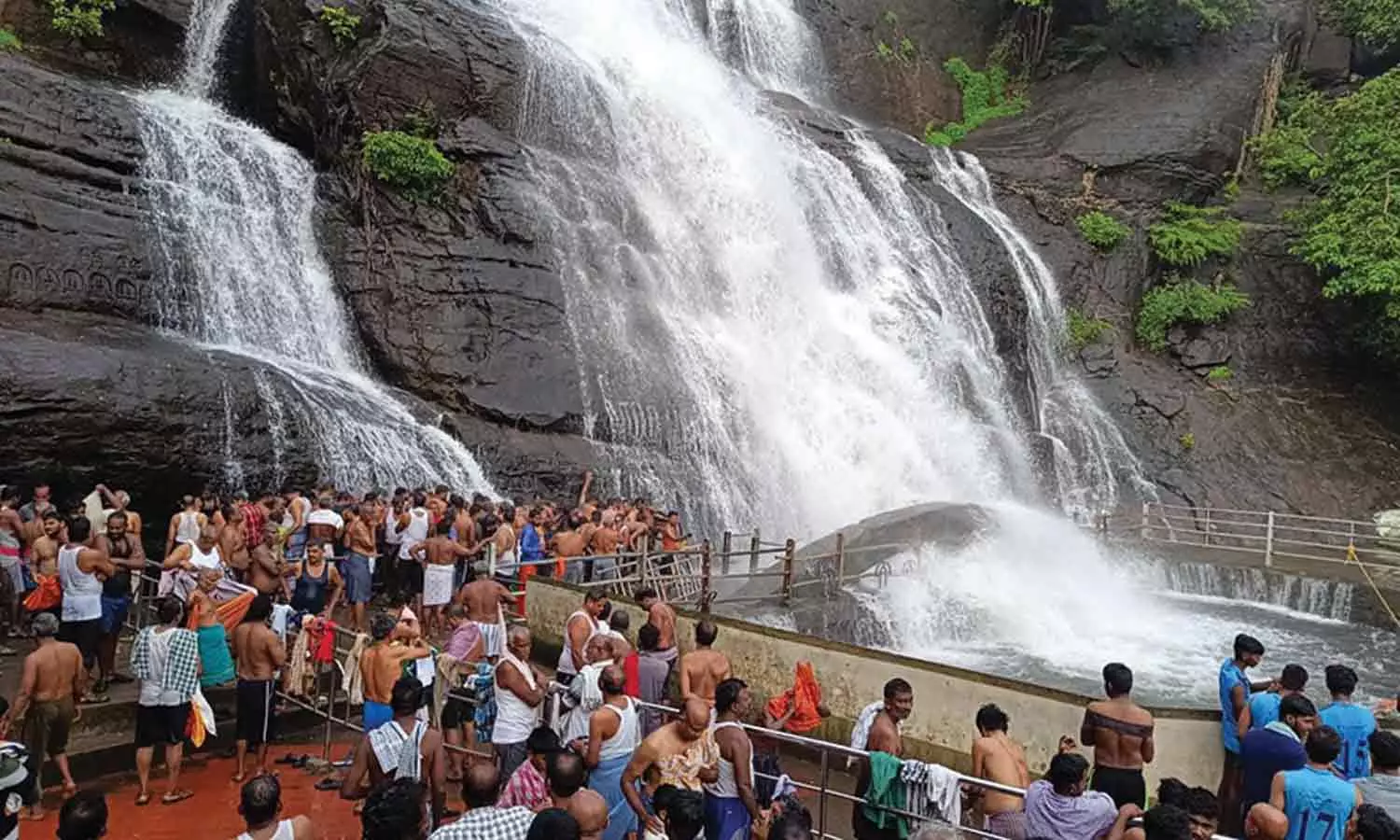 குற்றாலம் அருவிகளில் ஆர்ப்பரிக்கும் தண்ணீர்- சுற்றுலா பயணிகள் கூட்டத்தால் வியாபாரிகள் மகிழ்ச்சி குற்றாலம் அருவிகளில் ஆர்ப்பரிக்கும் தண்ணீர்- சுற்றுலா பயணிகள் கூட்டத்தால் வியாபாரிகள் மகிழ்ச்சி