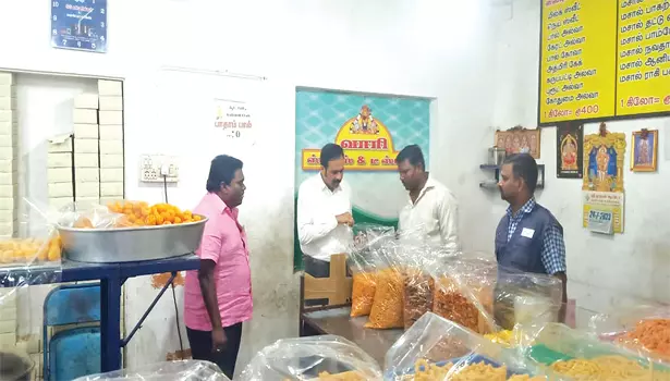 பரமத்திவேலூர் பேக்கரி கடைகளில்உணவு பாதுகாப்பு மாவட்ட நியமன அலுவலர் திடீர் சோதனை பரமத்திவேலூர் பேக்கரி கடைகளில்உணவு பாதுகாப்பு மாவட்ட நியமன அலுவலர் திடீர் சோதனை