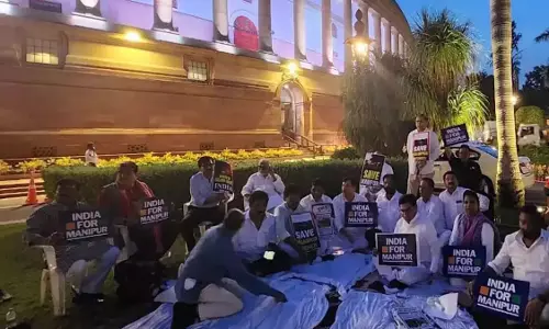 பாராளுமன்ற வளாகத்தில் இரவு முழுவதும் தொடர்ந்த எதிர்க்கட்சிகளின் போராட்டம்