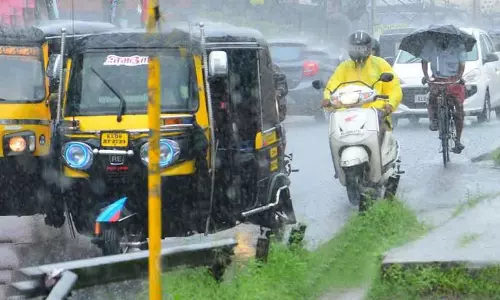 கேரளாவில் கனமழை நீடிப்பு: கடற்கரை- நீர்வீழ்ச்சிகளுக்கு செல்ல தடை