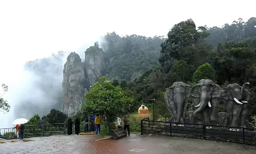 கொடைக்கானலில் சிலுசிலு காற்றுடன் சாரல் மழை- சுற்றுலா பயணிகள் உற்சாகம்