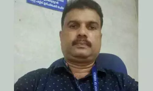 ஓட்டல் அறையில் பதிவுத்துறை அதிகாரி மர்ம மரணம்