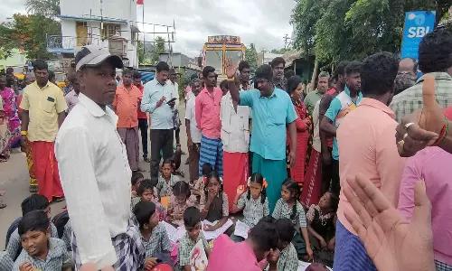 பழனி அருகே அதிவேகமாக செல்லும் லாரிகளை கண்டித்து மாணவர்களுடன் மக்கள் மறியல்