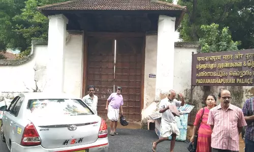 பத்மநாபபுரம் அரண்மனை ஊழியர்கள் திடீர் போராட்டம்- சுற்றுலா பயணிகள் ஏமாற்றம்