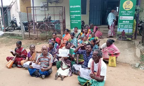 வங்கி முன்பு வாடிக்கையாளர்கள் சாலை மறியல்