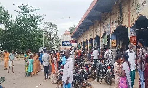 நிலக்கோட்டையில் உரிய நேரத்துக்கு அரசு பஸ்கள் வராததால் பொதுமக்கள் தவிப்பு
