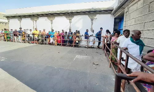 அம்மன் கோவில்களில் பெண் பக்தர்கள் கூட்டம் அலைமோதியது