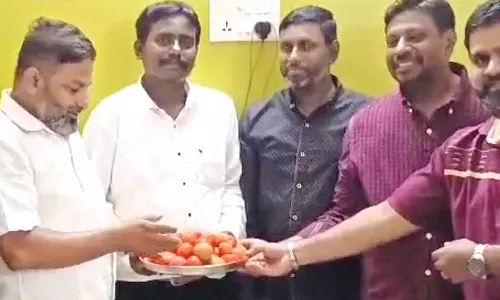 மணமகனுக்கு திருமண பரிசாக தக்காளி வழங்கிய நண்பர்கள்