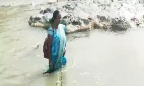 2 ஆறுகளை கடந்து பள்ளிக்கு சென்று மாணவர்களுக்கு கல்வி கற்று கொடுக்கும் ஆசிரியை