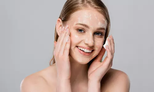 சருமத்தில் உள்ள அழுக்கை நீக்கி பிரகாசமாக்கும் மோர்