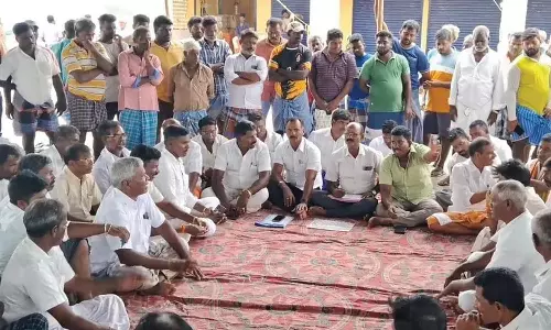 வனத்துறை அனுமதி பெறாததால் பழவேற்காடு முகத்துவார பணி நிறுத்தம்- 69 மீனவ கிராம மக்கள் எதிர்ப்பு