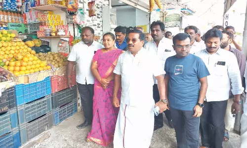 அண்ணா பஸ் நிலையத்தில் தற்காலிக சந்தை அமைப்பது தொடர்பாக மேயர் மகேஷ் திடீர் ஆய்வு
