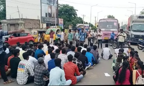 கொளஞ்சியப்பர் அரசு கல்லூரி விடுதி  மாணவ- மாணவிகள் திடீர் சாலை மறியல்:   போலீசாருடன் கடும் வாக்குவாதம்