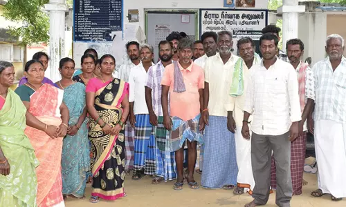 வடுகப்பட்டியில் பாதை வசதி கேட்டு வி.ஏ.ஓ., அலுவலகம் முன்பு மக்கள் முற்றுகை போராட்டம்