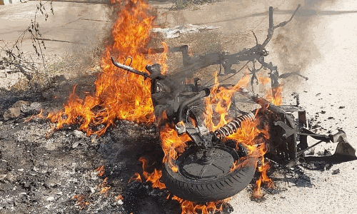 இரு சக்கர வாகனம் தீ வைத்து எரிப்பு