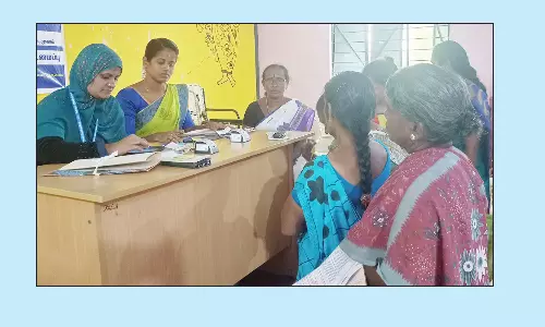 புதிய கணக்கு தொடங்க கூட்டுறவு  வங்கியில் திரண்ட பெண்கள்