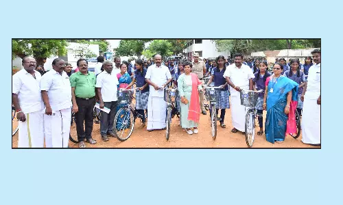 சாலை விதிகளை பின்பற்றி மாணவர்கள் சைக்கிள்களை இயக்க வேண்டும்-அமைச்சர் பேச்சு