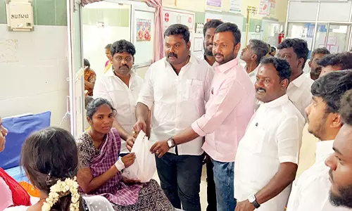 சங்கரன்கோவில் அரசு மருத்துவமனையில் நோயாளிகளுக்கு ஊட்டச்சத்து பொருட்கள்- ராஜா எம்.எல்.ஏ. வழங்கினார்