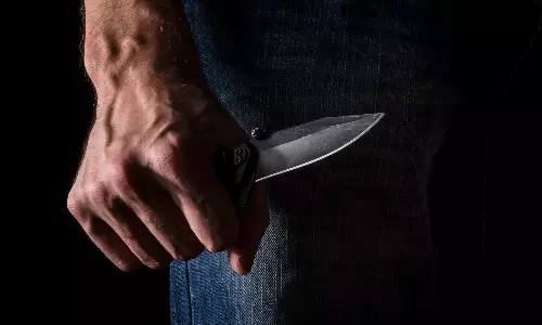 திருமணத்துக்கு பிறகும் தொடர்ந்து தொல்லை: காதலிக்க மறுத்த இளம்பெண்ணின் கழுத்தை அறுத்த வாலிபர்