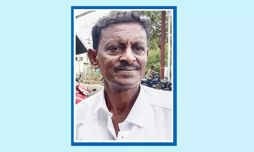 இடத்தை அளந்து தராத சர்வேயரை பாராட்டி பேனர் வைக்க அனுமதி கேட்ட விவசாயி