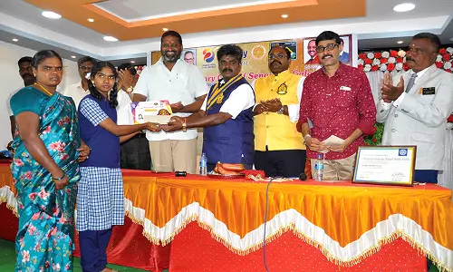 செங்கோட்டையில் அரசு பள்ளி மாணவர்களுக்கு நலத்திட்ட உதவிகள்-கிருஷ்ணமுரளி எம்.எல்.ஏ. வழங்கினார்