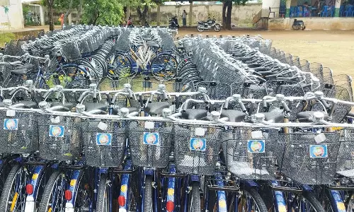 கடத்தூர் அரசு பள்ளியில் திறந்தவெளியில் நிறுத்தப்பட்டுள்ள அரசின் விலையில்லா சைக்கிள்கள் பாதுகாக்கப்பட வேண்டும்