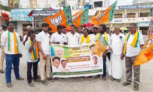 தமிழகத்தில் அனைத்து குடும்ப அட்டைகளுக்கும் உதவித்தொகை வழங்க வேண்டும்