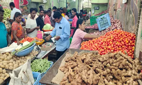 தொடர் மழை எதிரொலி: கடலூரில் தக்காளி, இஞ்சி விலை மீண்டும் உயர்ந்தது