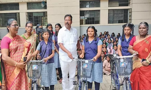 நாங்குநேரி, திருக்குறுங்குடி பள்ளிகளில் மாணவ, மாணவிகளுக்கு இலவச சைக்கிள்கள்- ரூபி மனோகரன் எம்.எல்.ஏ. வழங்கினார்