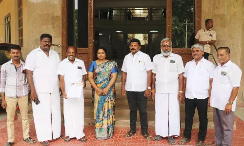 டவுன் ஆர்ச் பகுதியில் சிறிய பாலம் அமைக்க வேண்டும்- கலெக்டரிடம், கவுன்சிலர்கள் மனு