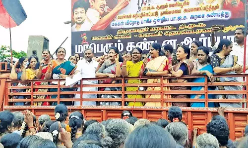 திருவாரூரில், தி.மு.க. மகளிர் அணியினர் ஆர்ப்பாட்டம்