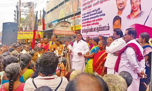 தி.மு.க. மகளிர் அணியினர் ஆர்ப்பாட்டம்